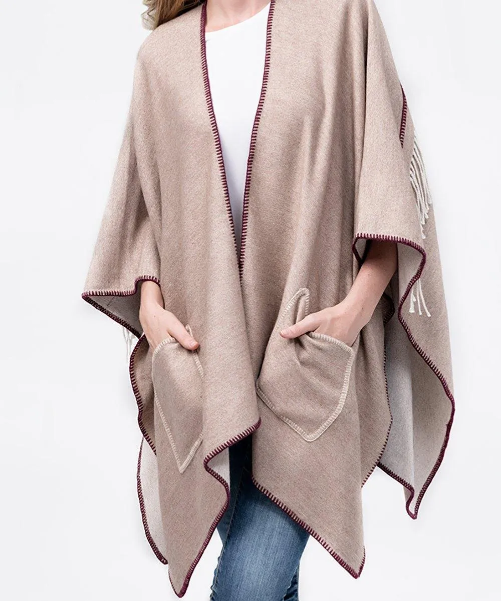 Poncho de Alpaca beige con filo burdeos y flecos en la espalda