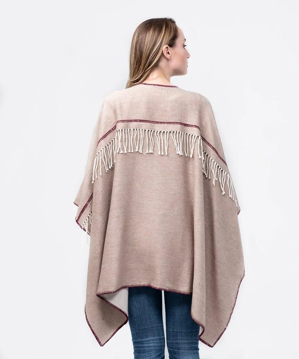 Poncho de Alpaca beige con filo burdeos y flecos en la espalda