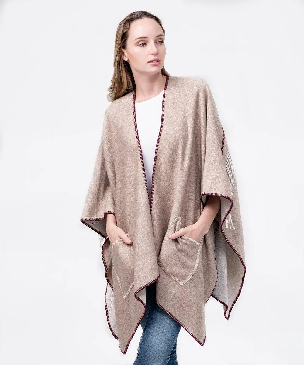 Poncho de Alpaca beige con filo burdeos y flecos en la espalda